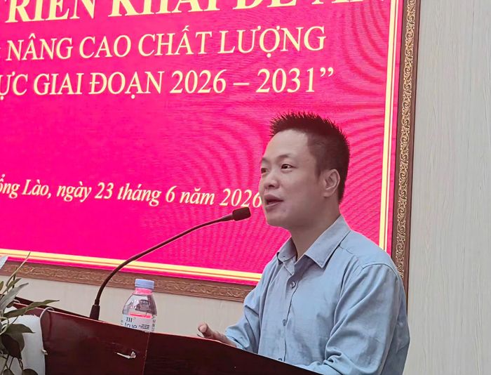 Đại diện Công ty Cổ phần Liên minh Tiến bộ Quốc tế EK tư vấn chi phí, mức lương, điều kiện việc làm đến trưởng các bản, đoàn viên, thanh niên và người lao động trên địa bàn.