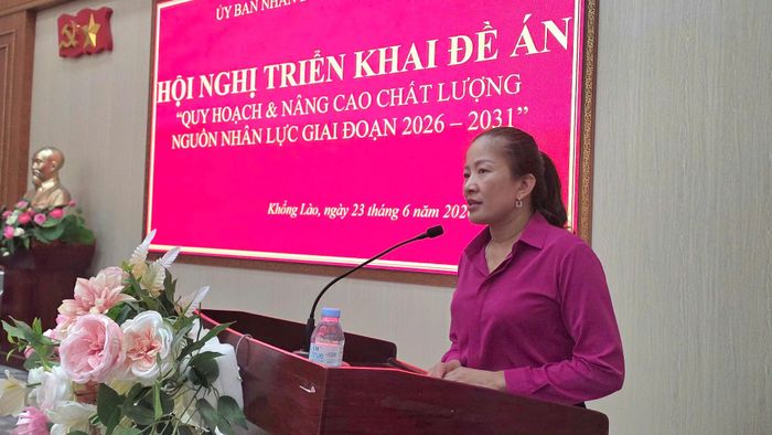 Đồng chí Mai Thị Hồng Sim - Bí thư Đảng ủy, Chủ tịch HĐND xã phát biểu chỉ đạo tại hội nghị.