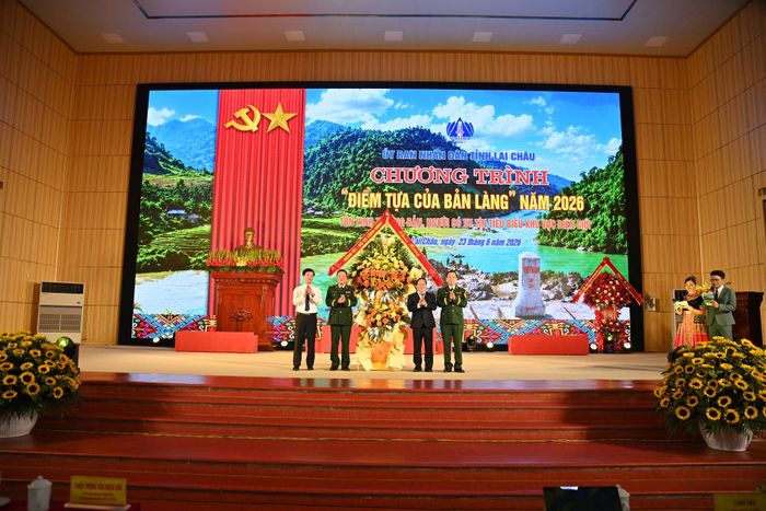 Thiếu tướng Văn Ngọc Quế - Phó Chủ nhiệm chính trị, Bộ Tư lệnh Bộ đội Biên phòng tặng lẵng hoa chúc mừng Chương trình “Điểm tựa của bản làng” năm 2026.