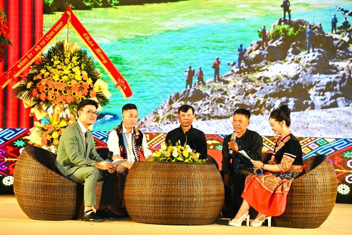 Giao lưu với những người có uy tín, trưởng bản tiêu biểu.
