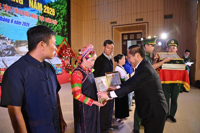 Đồng chí Tống Thanh Hải - Phó Chủ tịch Thường trực UBND tỉnh tặng Bằng khen cho trưởng bản, người có uy tín tiêu biểu.