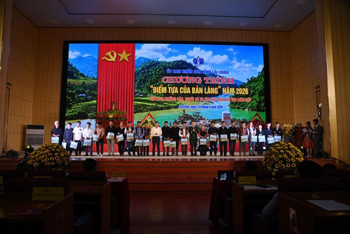 Đồng chí Ma Thế Luận - Phó Vụ trưởng Vụ Tuyên truyền công tác dân tộc, tôn giáo (Bộ Dân tộc và Tôn giáo); Đại tá Nguyễn Văn Hưng - Chính ủy Ban Chỉ huy Bộ đội Biên phòng tỉnh tặng quà tri ân người có uy tín, trưởng bản tiêu biểu khu vực biên giới.
