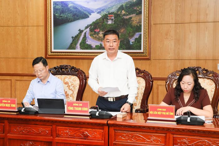 Đồng chí Tống Thanh Bình - Ủy viên Ban Thường vụ Tỉnh ủy, Phó Chủ tịch Thường trực Ủy ban MTTQ Việt Nam tỉnh báo cáo kết quả 6 tháng đầu năm, nhiệm vụ trọng tâm 6 tháng cuối năm 2026.