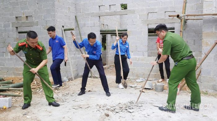 Các lực lượng tham gia hỗ trợ xây dựng nhà cho người dân theo chương trình xóa nhà tạm, nhà dột nát ở xã Khánh Khê