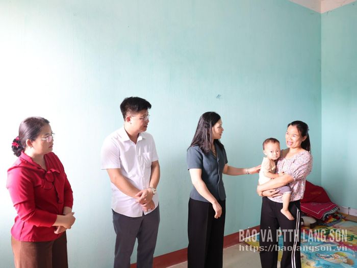 Đồng chí Trần Thanh Nhàn, Phó Chủ tịch UBND tỉnh động viên gia đình đang sinh sống tạm tại trụ sở UBND xã Bắc Ái cũ