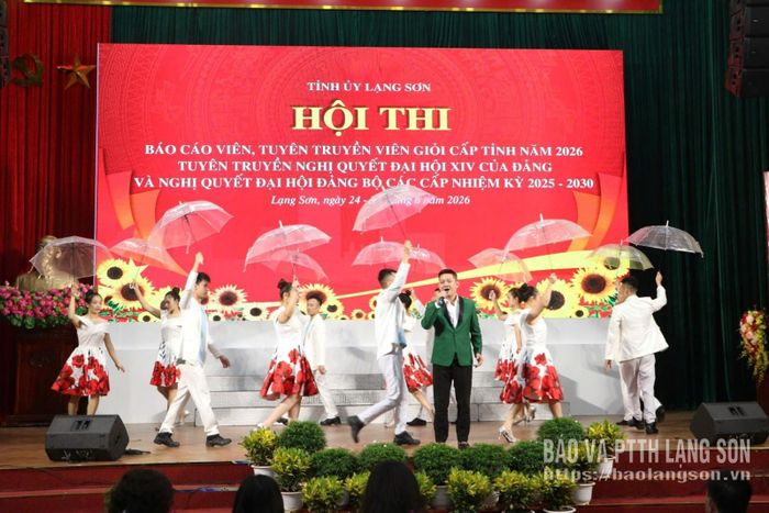 Các nghệ sĩ biểu diễn tiết mục văn nghệ tại chương trình tổng duyệt