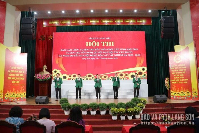 Các nghệ sĩ biểu diễn tiết mục văn nghệ tại chương trình tổng duyệt