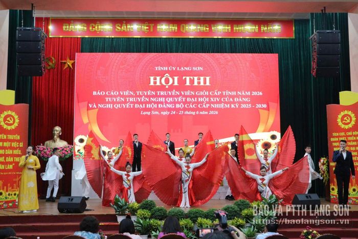 Các nghệ sĩ biểu diễn tiết mục văn nghệ tại chương trình tổng duyệt