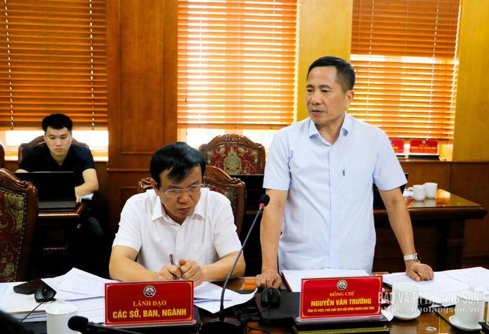 Đồng chí Nguyễn Văn Trường, Tỉnh ủy viên, Phó Chủ tịch HĐND tỉnh phát biểu tại cuộc họp
