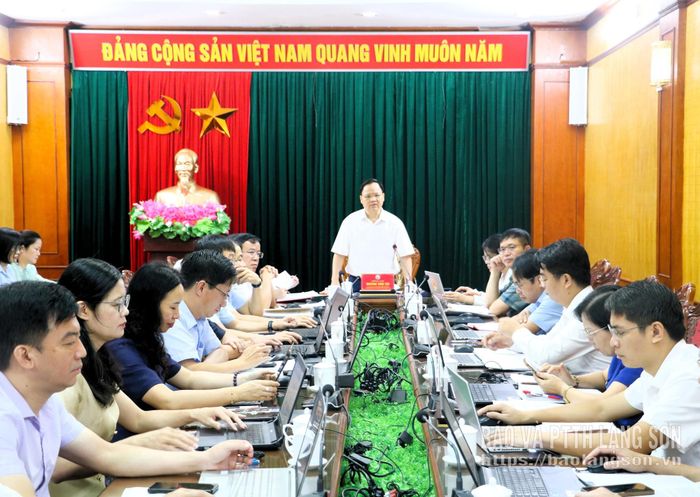 Đồng chí Hoàng Văn Tài, Tỉnh ủy viên, Trưởng Ban Kinh tế - Ngân sách HĐND tỉnh phát biểu kết luận cuộc họp thẩm tra