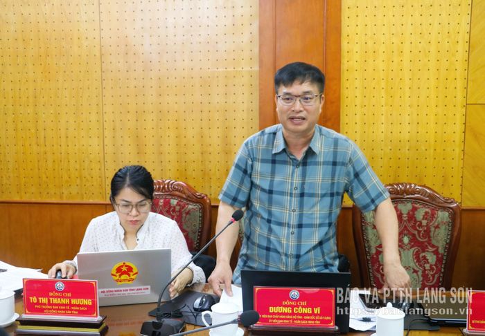 Lãnh đạo Sở Xây dựng, Ủy viên Ban Kinh tế - Ngân sách HĐND tỉnh phát biểu thảo luận tại cuộc họp