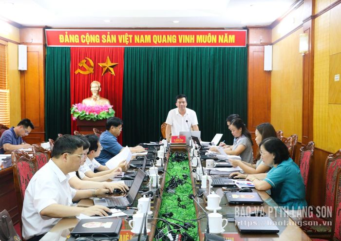 Lãnh đạo Ban Văn hóa - Xã hội HĐND tỉnh phát biểu kết luận cuộc họp