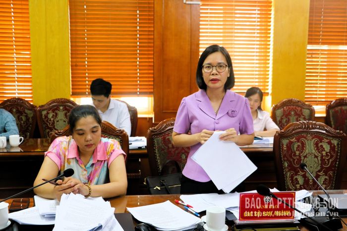 Lãnh đạo Sở Khoa học và Công nghệ trình bày dự thảo Nghị quyết của HĐND tỉnh về lĩnh vực khoa học và công nghệ