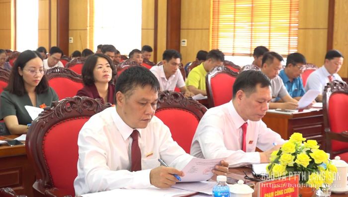 Các đại biểu dự kỳ họp