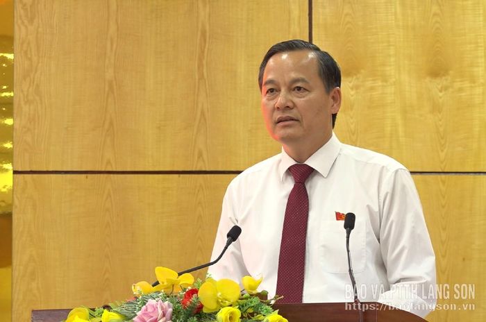 Đồng chí Phùng Quang Hội, Ủy viên Ban Thường vụ Tỉnh ủy, Bí thư Đảng ủy, Chủ tịch HĐND phường Đông Kinh phát biểu tại kỳ họp