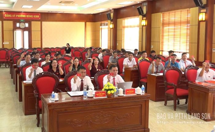 Các đại biểu biểu quyết thông qua Nghị quyết về việc sắp xếp, tổ chức lại các khối phố trên địa bàn phường Đông Kinh