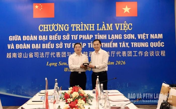 Lãnh đạo Sở Tư pháp tỉnh Lạng Sơn trao quà lưu niệm cho lãnh đạo Sở Tư pháp tỉnh Thiểm Tây
