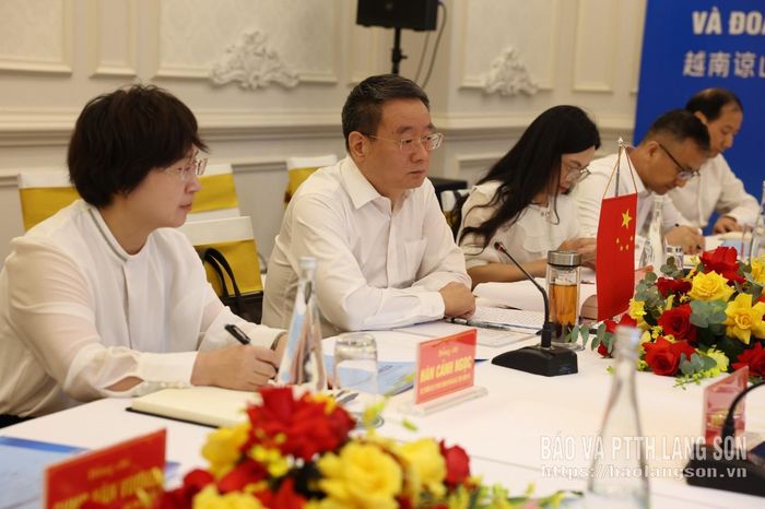 Lãnh đạo Sở Tư pháp tỉnh Thiểm Tây, Trung Quốc trao đổi các nội dung tại buổi tiếp và làm việc