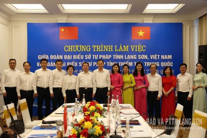 Các đại biểu chụp ảnh lưu niệm tại buổi tiếp và làm việc