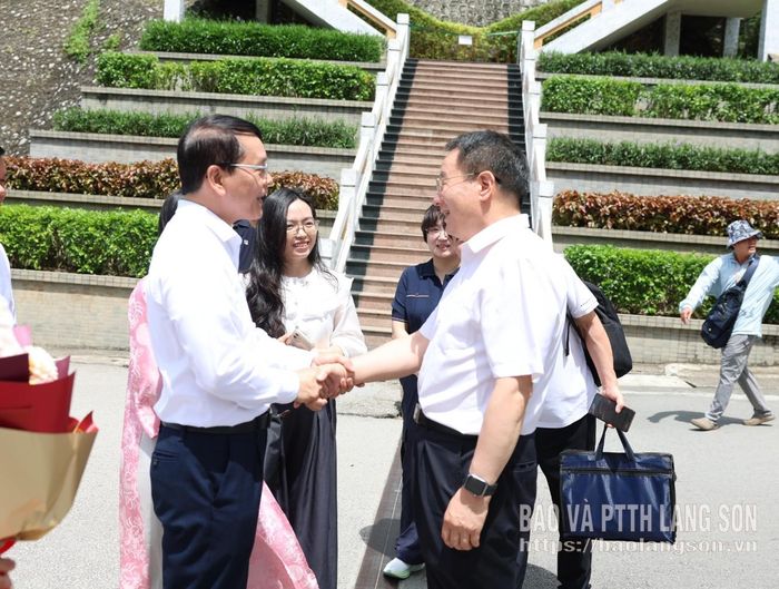 Lãnh đạo Sở Tư pháp tỉnh Lạng Sơn đón đoàn đại biểu Sở Tư pháp tỉnh Thiểm Tây, Trung Quốc tại Cửa khẩu Quốc tế Hữu Nghị