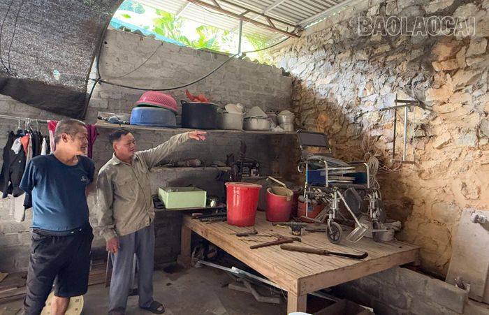 Một hộ gia đình sống trong khu vực có nguy cơ sạt lở ở thôn Nậm Chủ, xã Phong Hải.