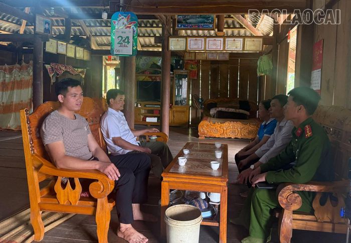 Lực lượng Công an xã và các tổ chức đoàn thể trong thôn Minh Thượng 2, xã Minh Lương thăm nắm tình hình hộ dân trong vùng nguy cơ sạt lở.