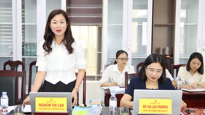 Lãnh đạo Đảng ủy và Ban Xây dựng Đảng phường Âu Lâu phát biểu tại buổi giám sát.