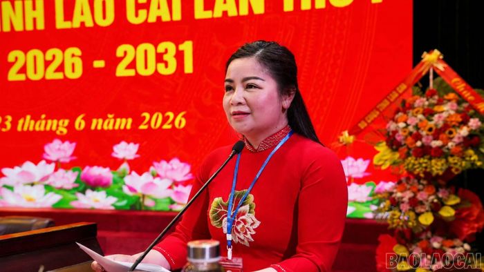 Bà Hà Thị Ngoan - Chủ tịch Hội Chữ thập đỏ tỉnh Lào Cai điều hành công tác bầu Đoàn Chủ tịch, Thư ký Đại hội đại biểu Hội Chữ thập đỏ tỉnh Lào Cai lần thứ I.