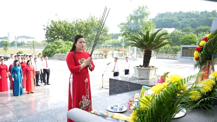 Các đại biểu dâng hương tưởng niệm các anh hùng liệt sĩ.