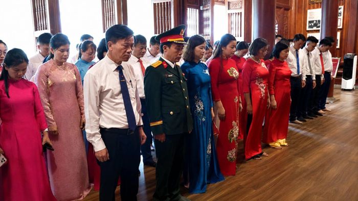 Các đại biểu dâng hương, tưởng niệm Chủ tịch Hồ Chí Minh trước thềm Đại hội đại biểu Hội Chữ thập đỏ tỉnh Lào Cai lần thứ I, nhiệm kỳ 2026 - 2031.
