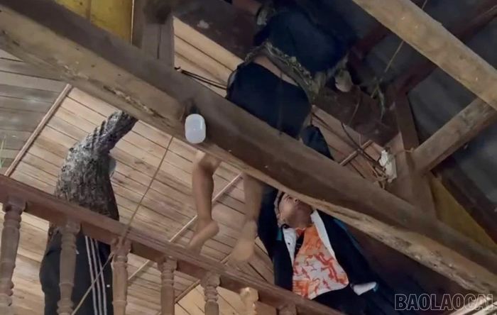 Đối tượng Dương Văn Kính trèo lên xà gồ để trốn sự truy tìm của lực lượng chức năng.
