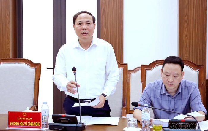 Lãnh đạo các sở, ngành, cơ quan chủ trì dự thảo các nghị quyết giải trình tại hội nghị.