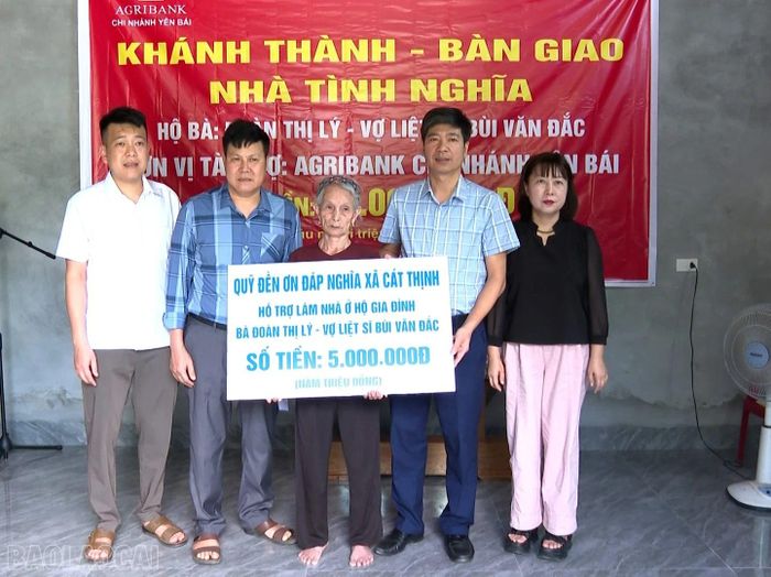 Xã Cát Thịnh tặng gia đình bà Đoàn Thị Lý 5 triệu đồng từ nguồn quỹ đền ơn đáp nghĩa.