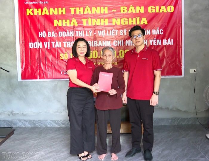 Công đoàn Agribank Chi nhánh Yên Bái trao tặng quà cho gia đình bà Lý.