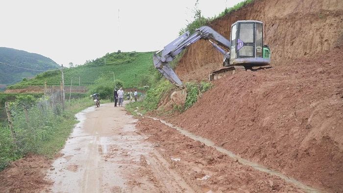 Nền đường trên địa hình đồi núi dốc chỉ được bảo vệ khi có hệ thống rãnh thoát nước và được khơi thông trong mùa mưa lũ.
