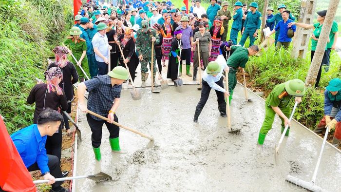 Trước khi triển khai từng tuyến đường, xã Mậu A đều tổ chức đối thoại trực tiếp với người dân.