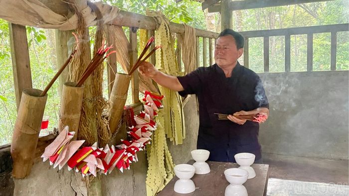 Thầy cúng thực hiện các nghi lễ truyền thống.