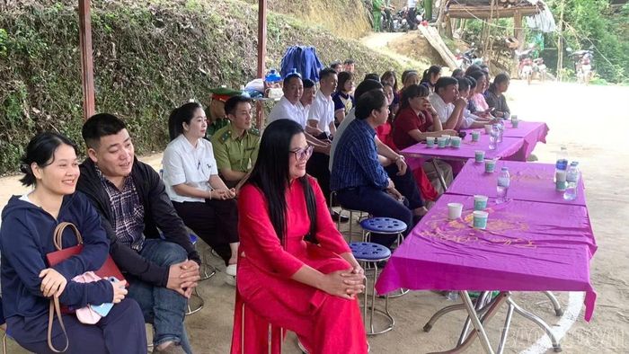 Đại biểu và Nhân dân tham dự lễ hội.