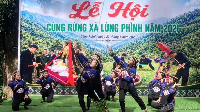 Các tiết mục văn nghệ tại lễ hội.