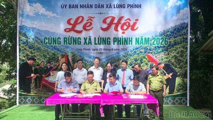 Đại diện các thôn ký cam kết thực hiện các quy ước, hương ước về bảo vệ và phát triển rừng.