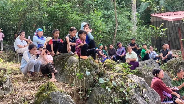Các trò chơi dân gian tại Lễ hội cúng rừng thu hút đông đảo Nhân dân tham gia và cổ vũ.