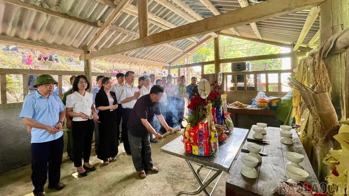 Đại biểu và Nhân dân tham gia nghi lễ cúng rừng.