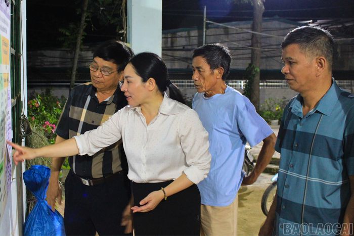 Lãnh đạo xã Cốc San tuyên truyền, giải thích các nội dung của đề án sắp xếp thôn, tổ dân phố để người dân nghiên cứu, đóng góp ý kiến.