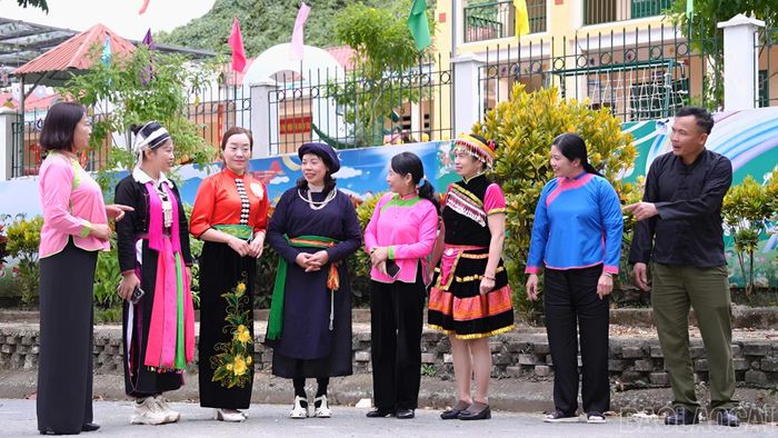 Đồng bào các dân tộc phường Lào Cai trao đổi, bày tỏ sự đồng thuận với chủ trương sắp xếp thôn, tổ dân phố.