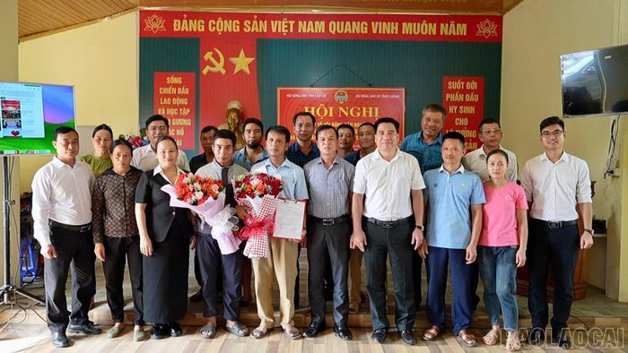 Các đại biểu tặng hoa chúc mừng và chụp ảnh lưu niệm cùng Tổ hội Nghề nghiệp "Nuôi lợn thương phẩm".