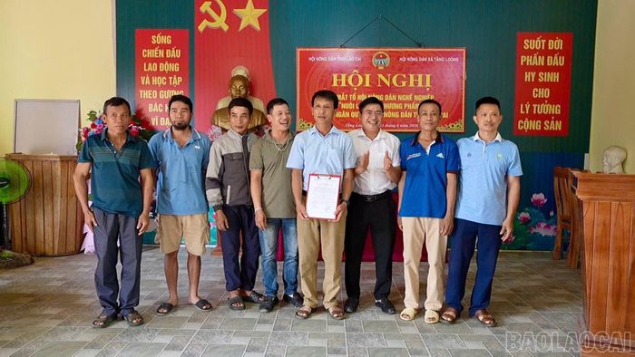 Lãnh đạo Hội Nông dân xã Tằng Loỏng trao Quyết định thành lập Tổ hội Nông dân nghề nghiệp "Nuôi lợn thương phẩm" tại thôn Phú Thịnh 1, xã Tằng Loỏng.