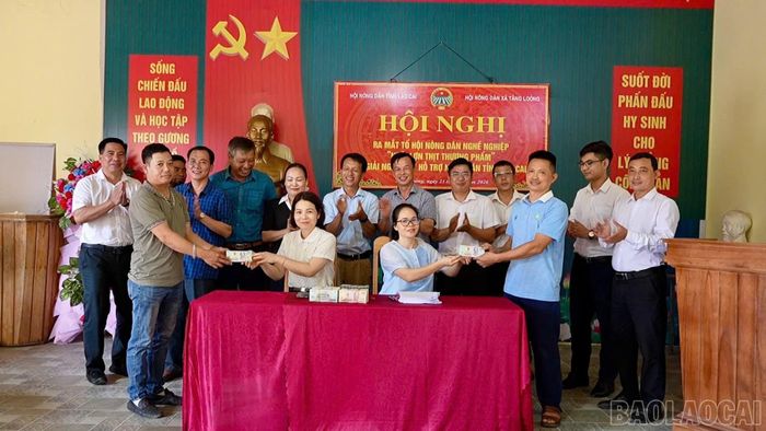 Hội Nông dân tỉnh trao 01 tỷ đồng vốn vay Quỹ Hỗ trợ nông dân cho hội viên nông dân thôn Phú Thịnh 1, xã Tằng Loỏng.