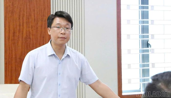 Lãnh đạo phường Nghĩa Lộ và phường Trung Tâm phát biểu tại hội nghị.