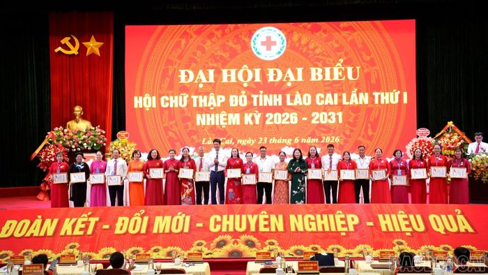 25 cá nhân nhận Kỷ niệm chương “Vì sự nghiệp nhân đạo” của Trung ương Hội Chữ thập đỏ Việt Nam.