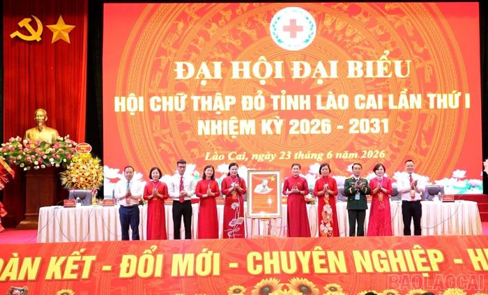 Đồng chí Đỗ Thị Thu Thảo - Chủ tịch Trung ương Hội Chữ thập đỏ Việt Nam trao tặng ảnh Bác Hồ cho Hội Chữ thập đỏ tỉnh Lào Cai.